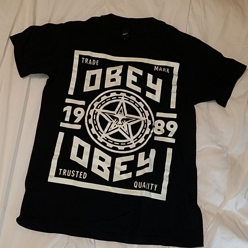 OBEY Glow in the dark tee